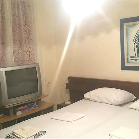 Communist Style Apartment Тирана Екстер'єр фото