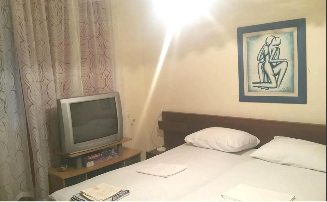 Communist Style Apartment Тирана Екстер'єр фото
