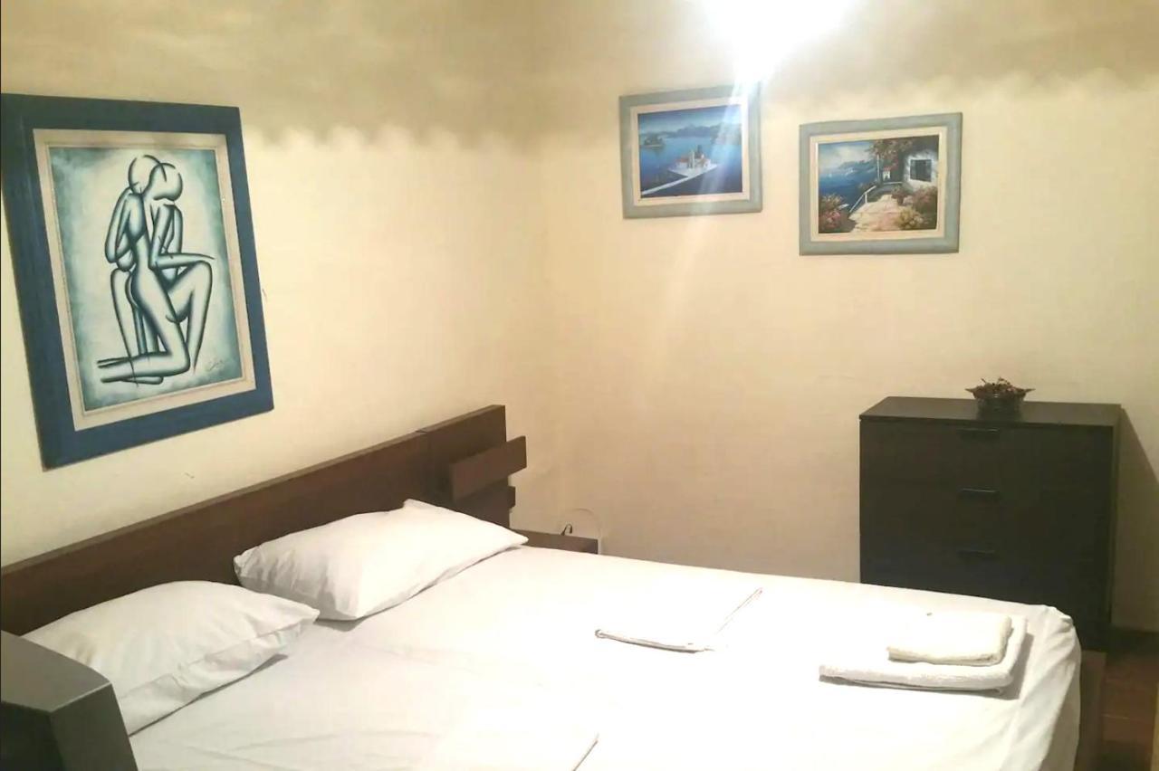 Communist Style Apartment Тирана Екстер'єр фото
